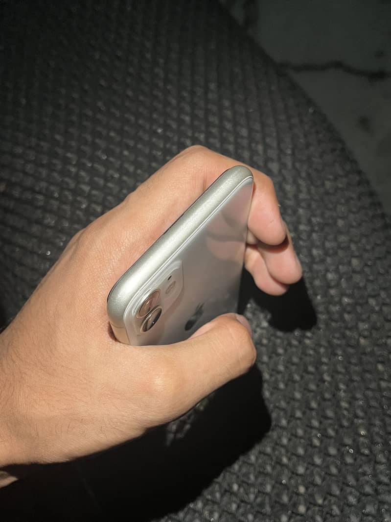 Apple iPhone 11 3