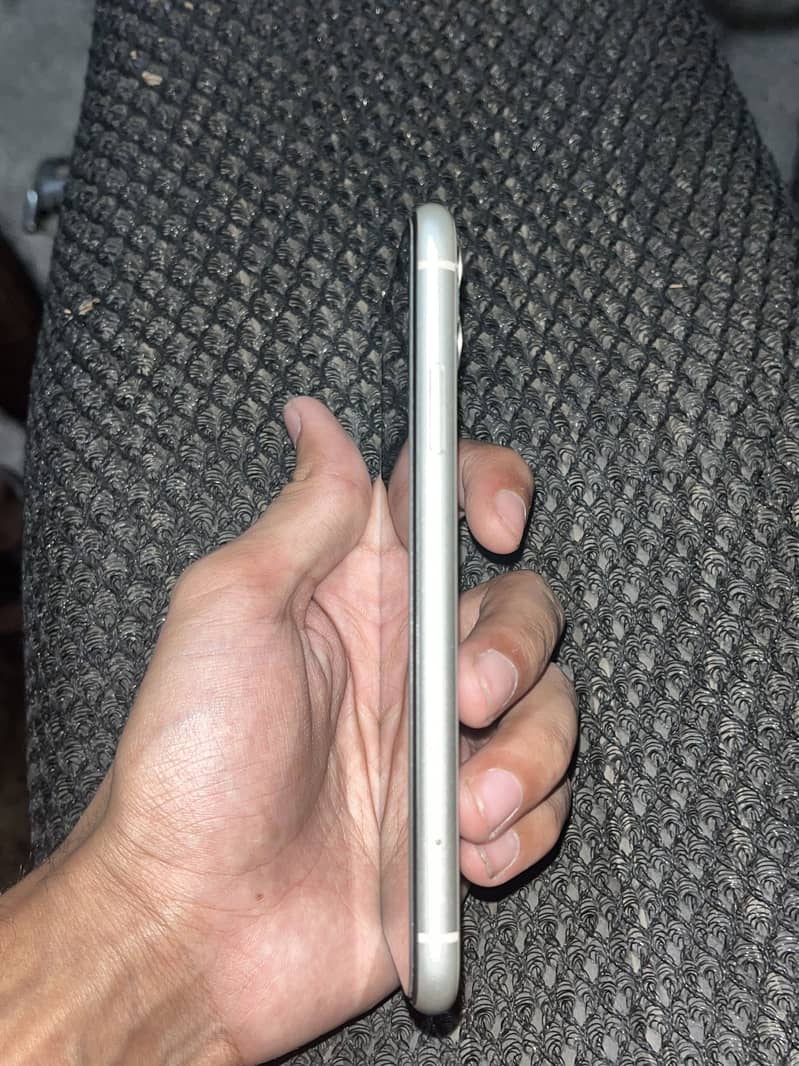 Apple iPhone 11 4