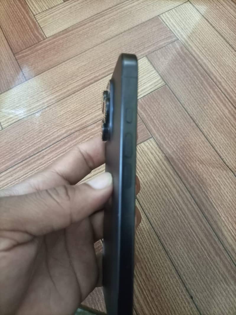 Apple iPhone 16 Pro 3