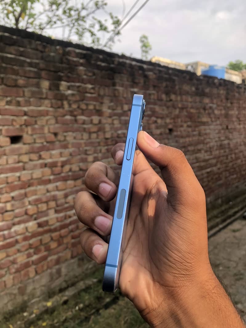Apple iPhone 13 4