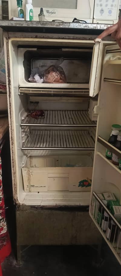Used Fridge/Refrigerator Sahi Halat Mein - Baraf Banti Hai