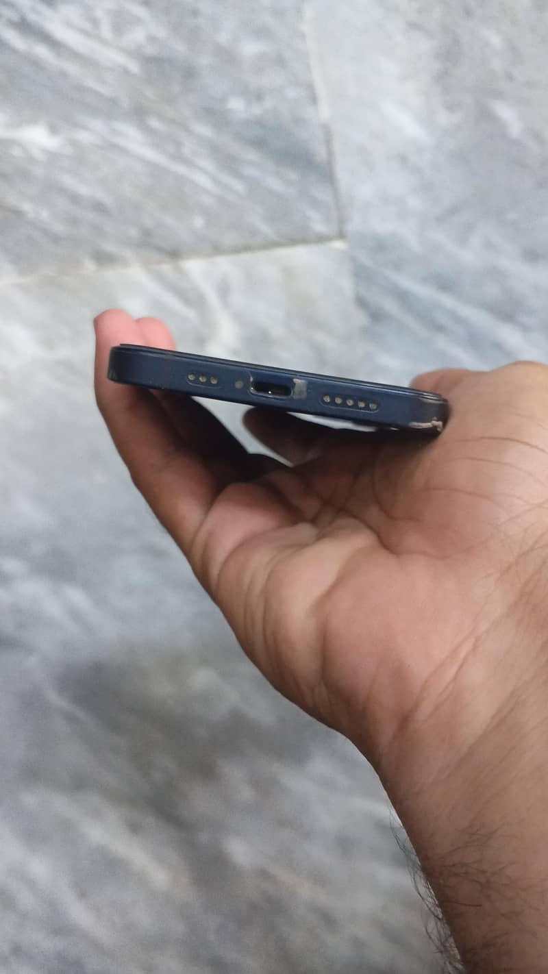Apple iPhone 12 4