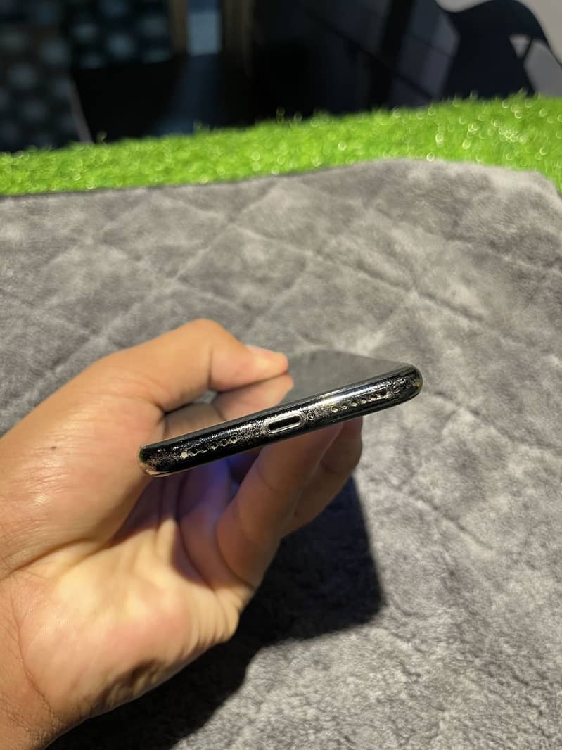 Apple iPhone X 4