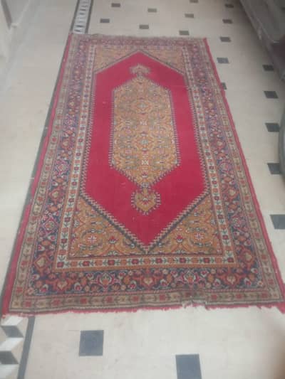 Beautiful traditional-style carpet for sale in good overall condition