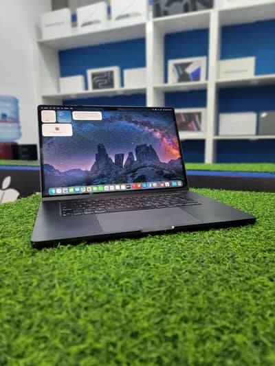 Macbook Pro M3 Max 16 inch 36/1TB Space Black 10/10 Condition