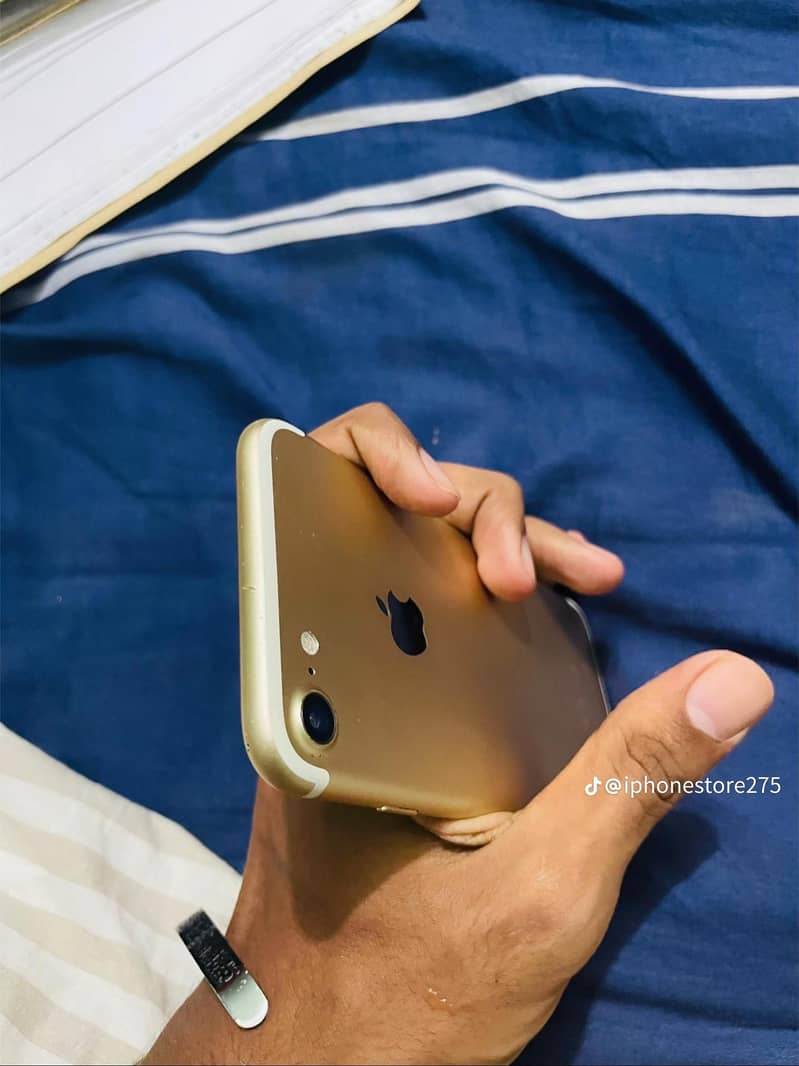 Apple iPhone 7 1