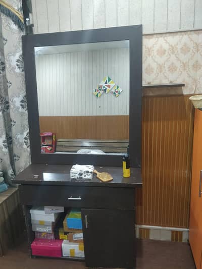 Dressing table for sale with quality mirror