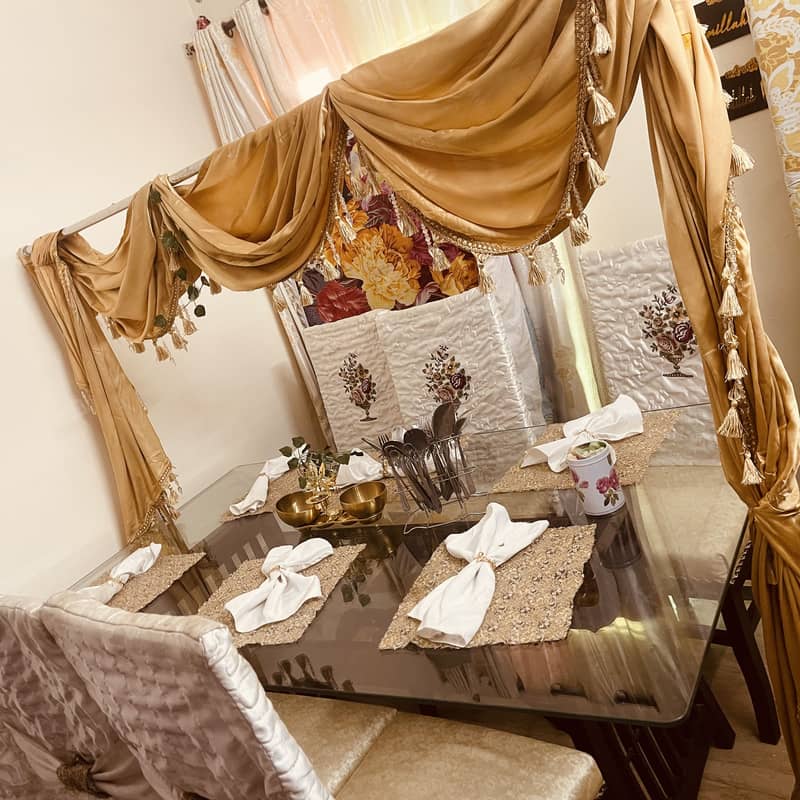 Dining table with accessories 0