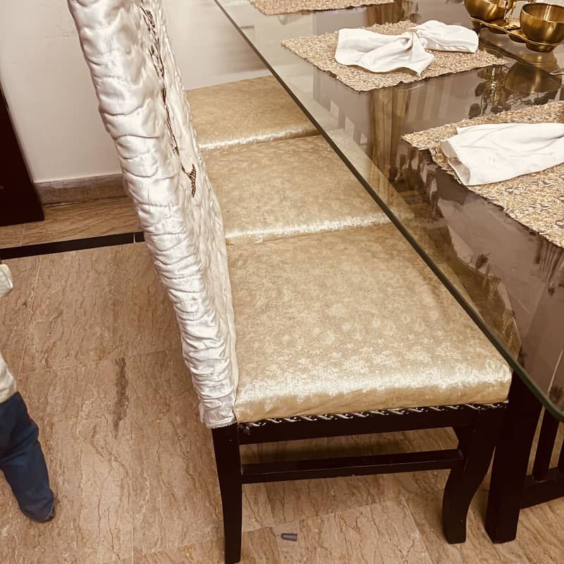 Dining table with accessories 4