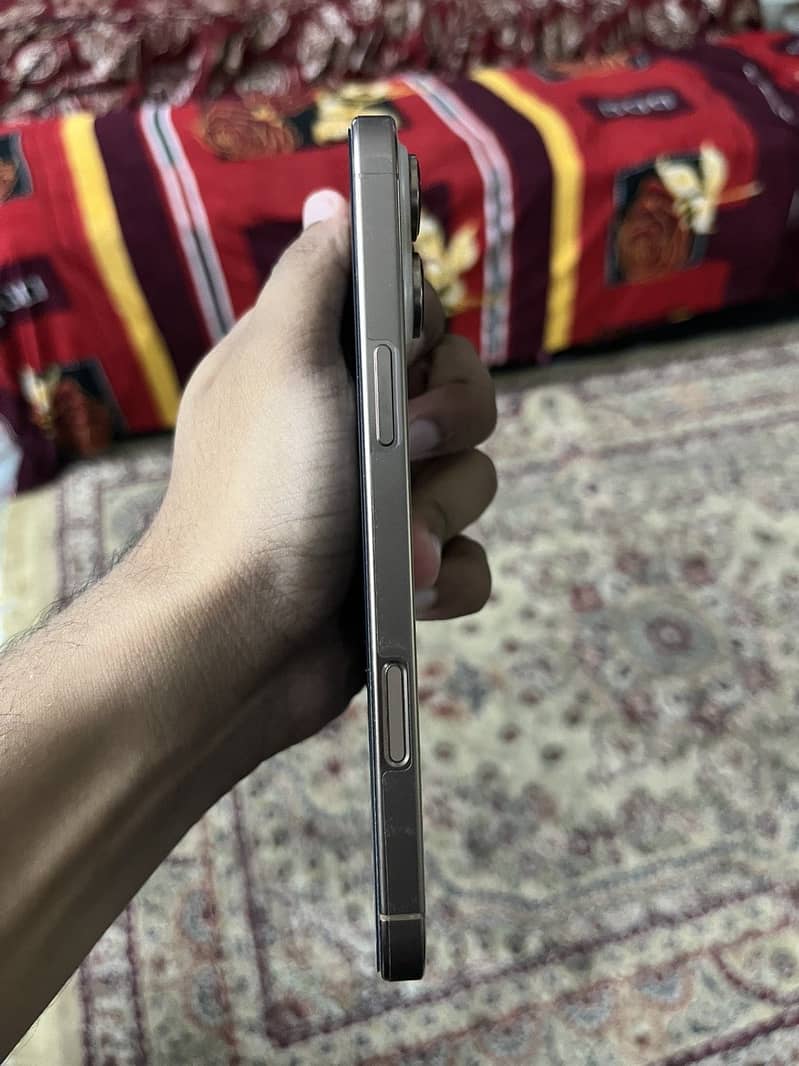 Apple iPhone 16 Pro Max 4