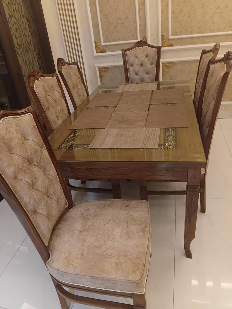 Dining Tabke/ 6  Seater Dining Table/ Excellent Condition For Sale 5