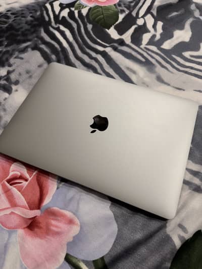 Macbook pro 2020 Intel i7 16GB 1TB