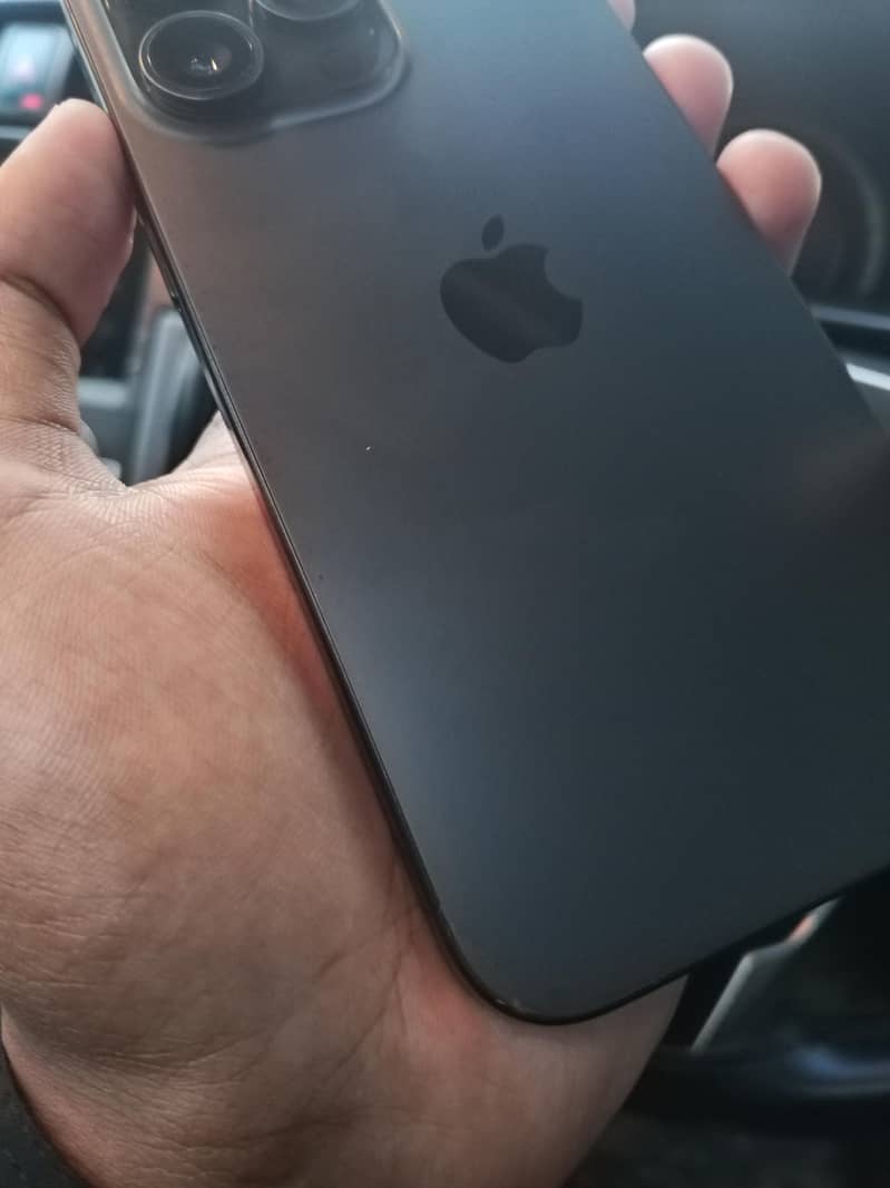 Apple iPhone 15 Pro Max 4