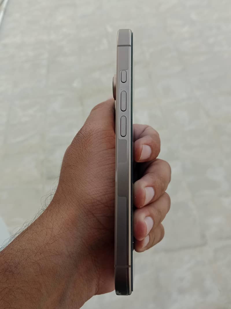 Apple iPhone 16 Pro 0