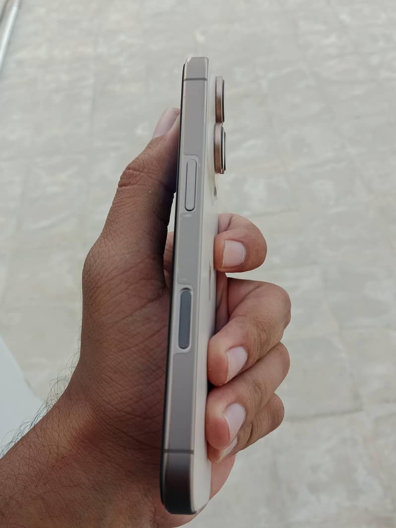 Apple iPhone 16 Pro 1