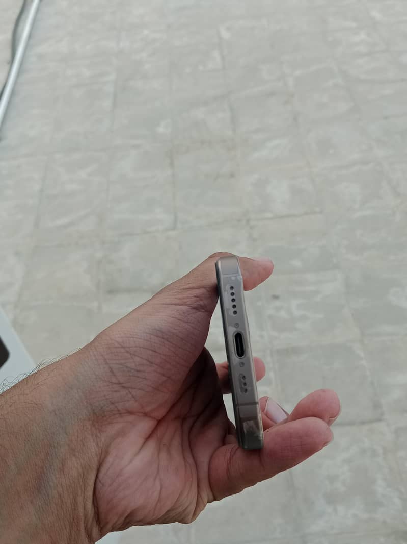 Apple iPhone 16 Pro 3