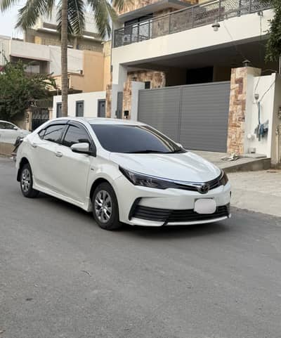 Auto (NEED URGENT PAYMENT ) Toyota Corolla GLI 2017 Auto my family car