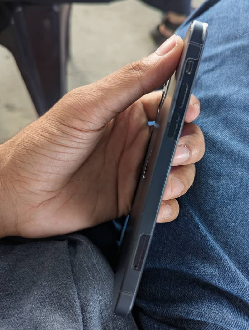 Apple iPhone 12 4