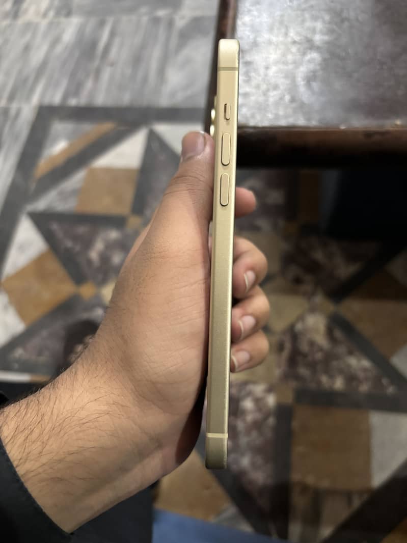Apple iPhone 15 plus 4