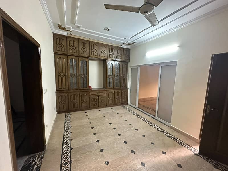 Upper portion Available for rent in E11 0
