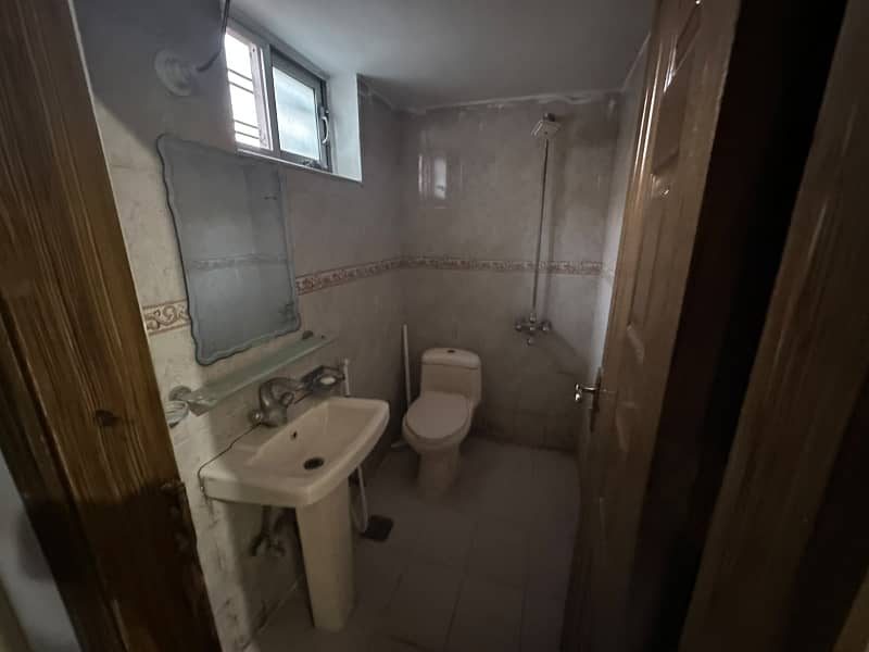 Upper portion Available for rent in E11 3