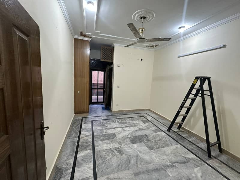 Upper portion Available for rent in E11 4