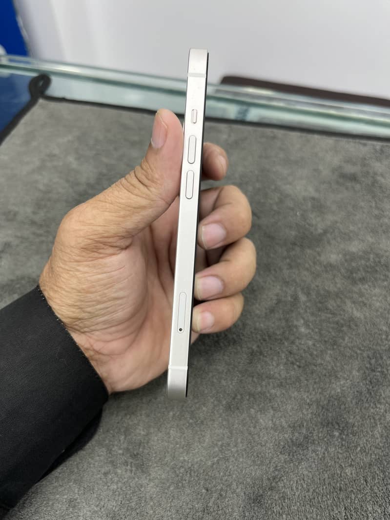 Apple iPhone 13 2