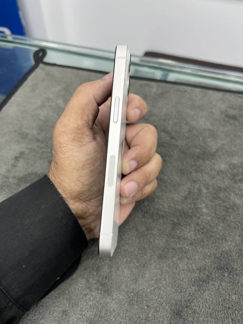 Apple iPhone 13 5