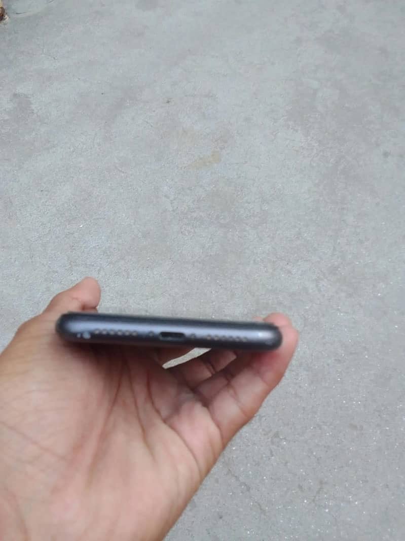 Apple iPhone 11 4