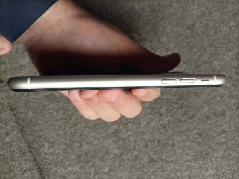 Apple iPhone 11 4