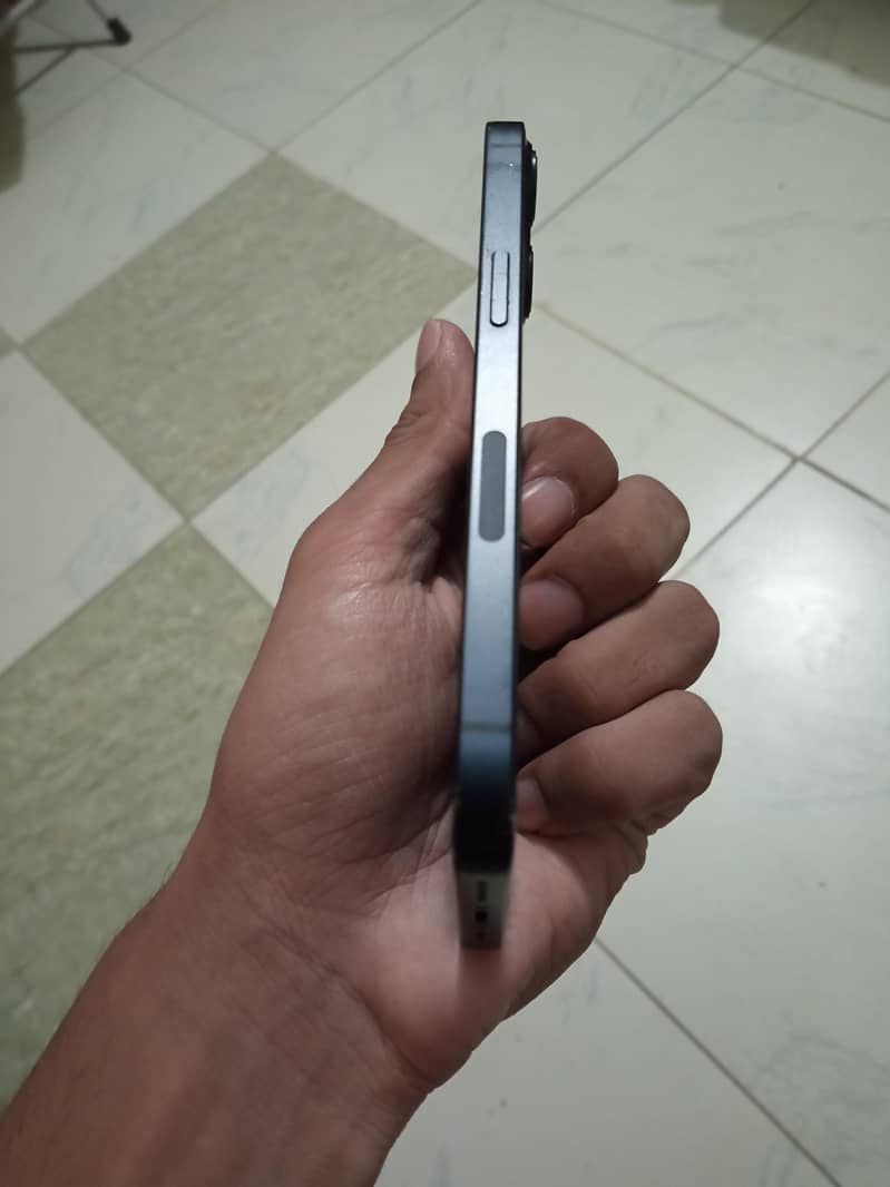 Apple iPhone 13 5