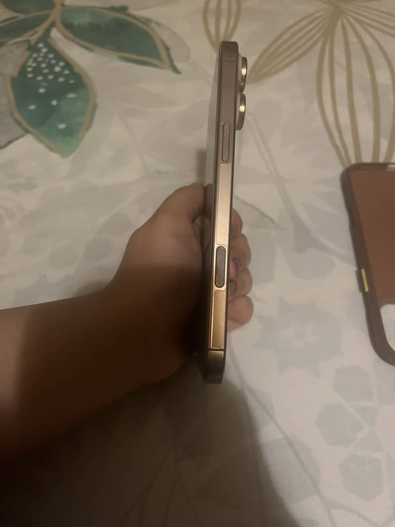 Apple iPhone 16 Pro Max 2