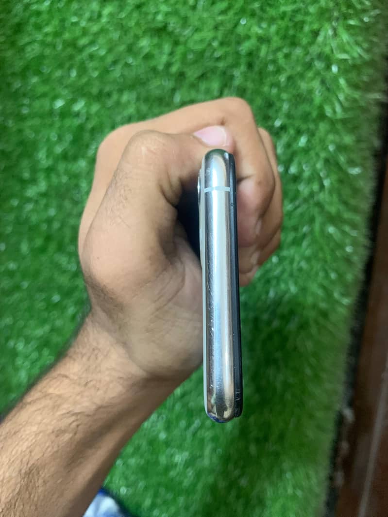 Apple iPhone 11 Pro 4