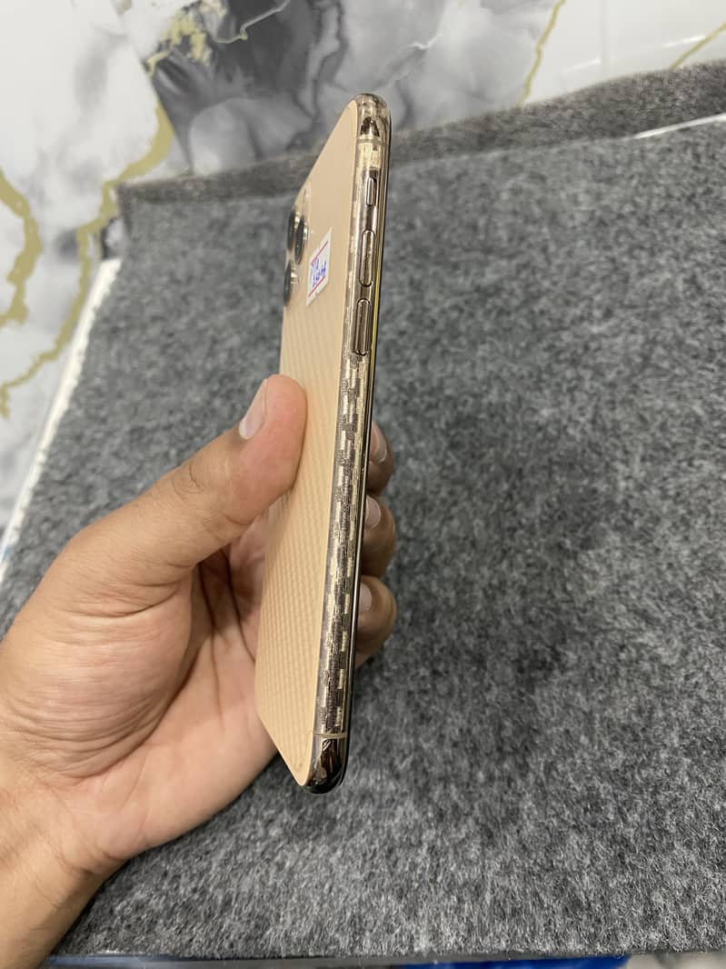 Apple iPhone 11 Pro 4