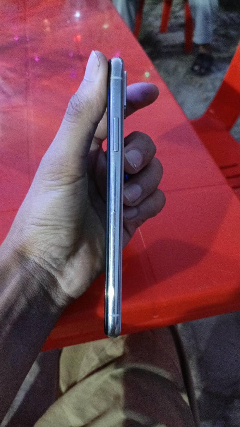 Apple iPhone X 5