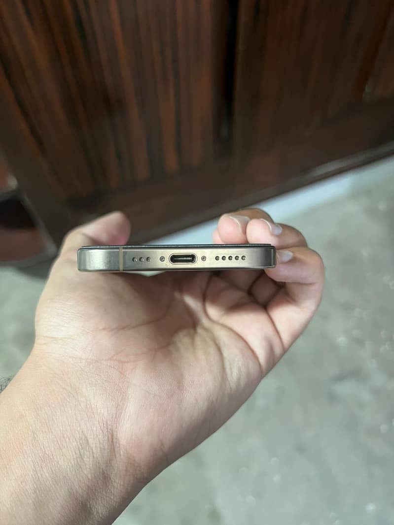 Apple iPhone 16 Pro 3