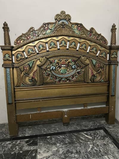 Royal Antique-Style Carved Wooden King Size Bedroom Set
