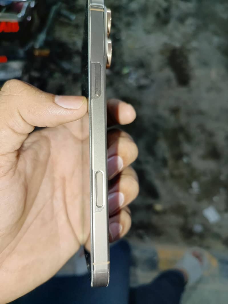 Apple iPhone 16 Pro Max 3