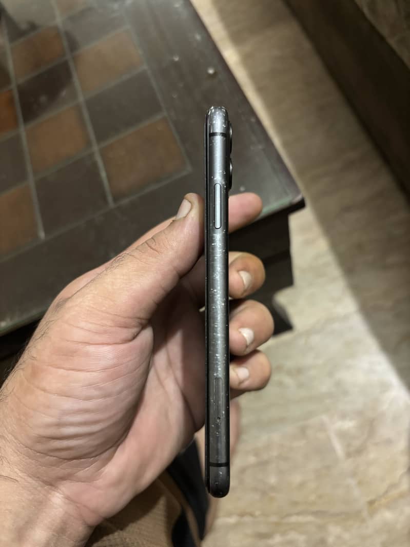 Apple iPhone 11 4