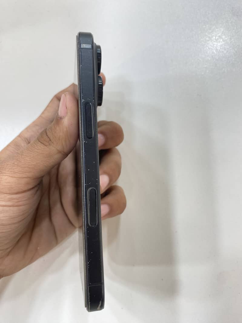 Apple iPhone 16 Pro 3