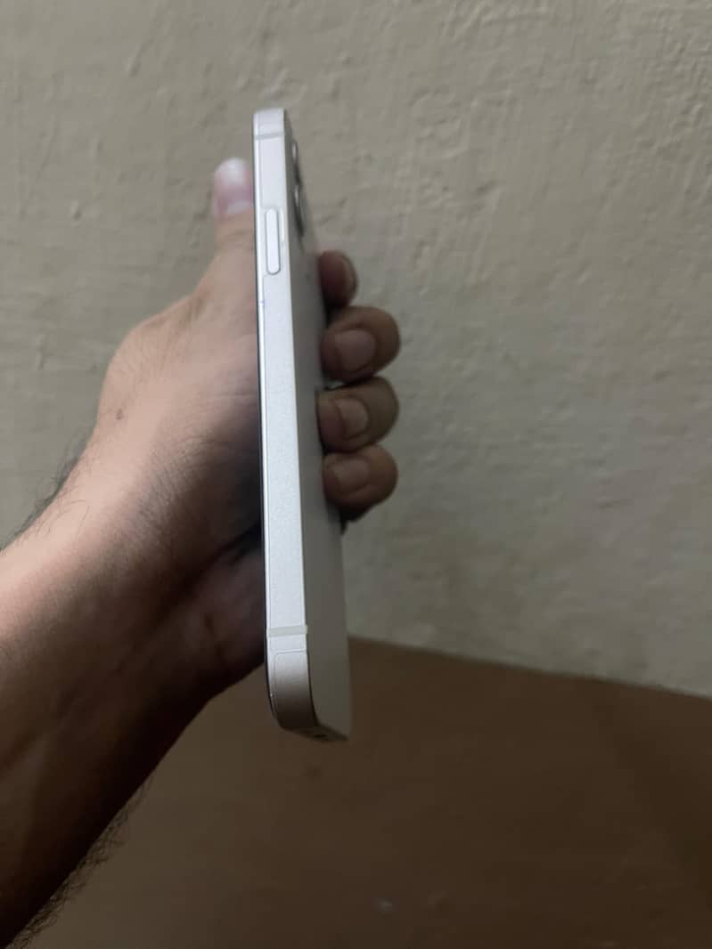 Apple iPhone 12 4