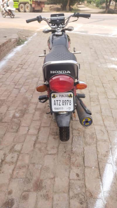 125 black bilkul saad halat min hy aurjunt sell krni hy. 03000240404