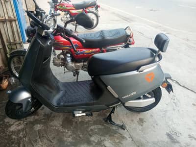 yadea G5 scooty urgent for sale
