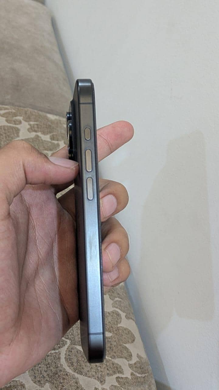 Apple iPhone 15 Pro 4
