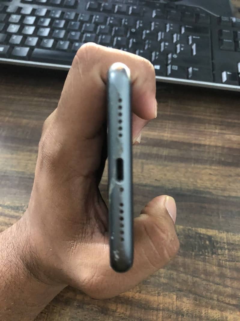 Apple iPhone 11 4