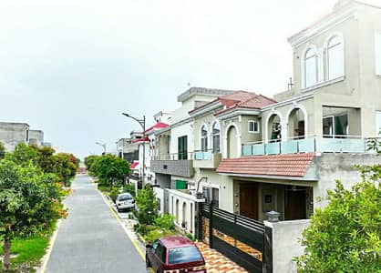 5 MARLA CORNER PLOT WITH ALL DUES PAID ON CARPETED RD AVAILABLE FOR SALE IN NEW LHR CITY