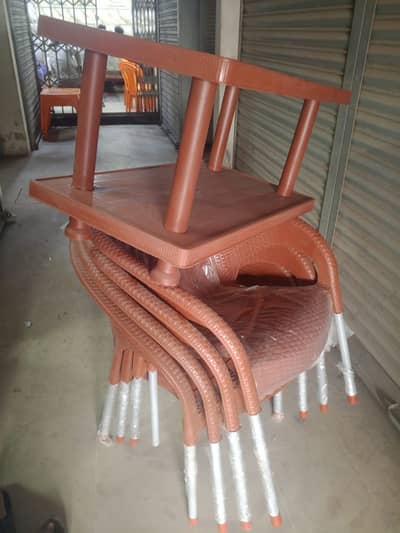 4 Plastic Chairs + 1 Table for Sale . 0348.8682849