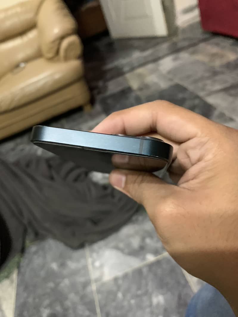 Apple iPhone 13 15