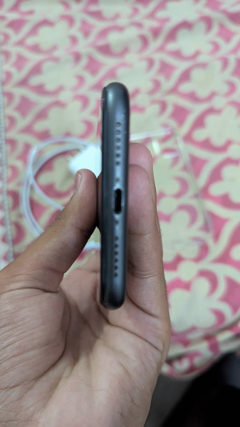 Apple iPhone 11 4