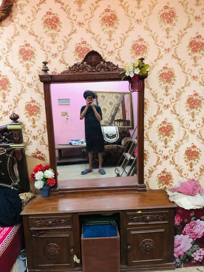 Dressing  mirror table